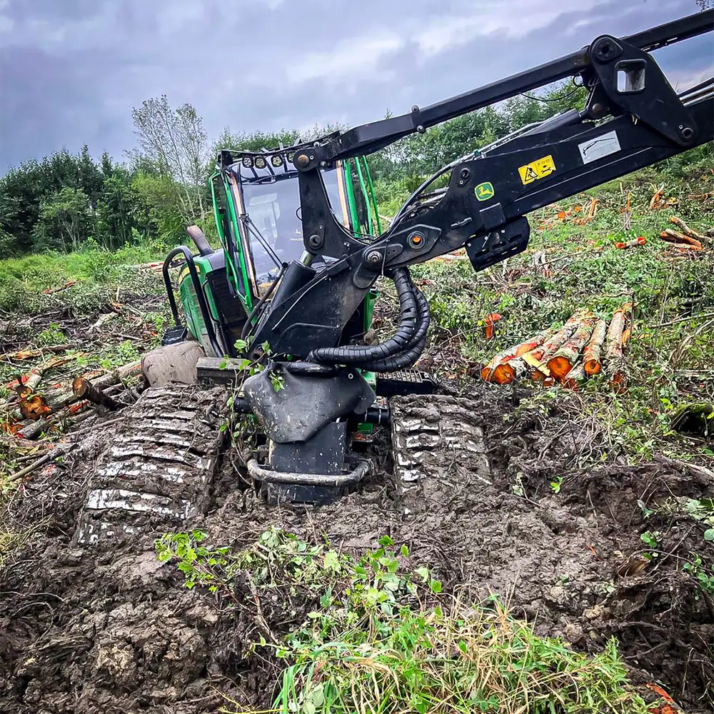 Harvesters strādā uz meža ceļa
